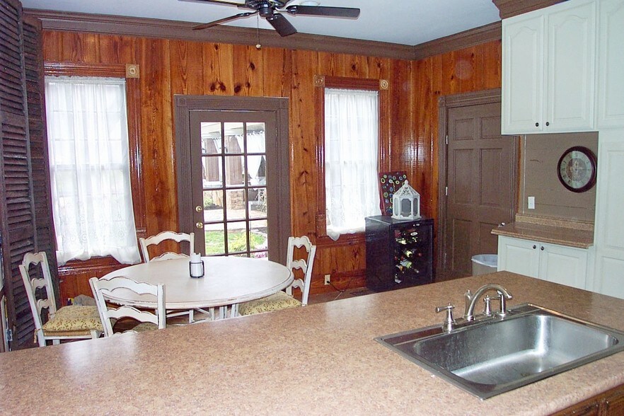 More Photos Of 27 Sycamore St, Jefferson Specialty For Lease