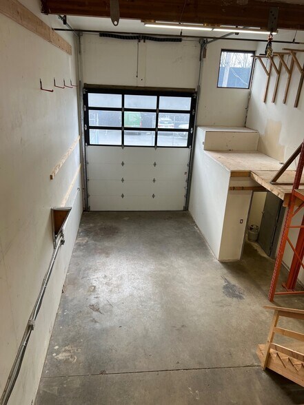 More Photos Of 1127 W 14th St, North Vancouver Warehouse For Lease