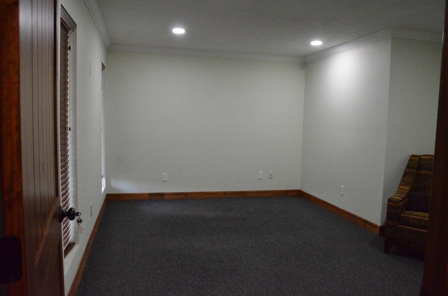 More Photos Of 212 E Houston St, Cleveland Office For Lease