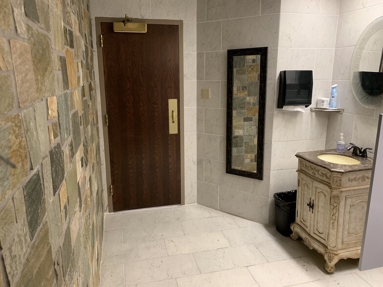 More Photos Of 515 N Cedar Ridge Dr, Duncanville Office For Lease