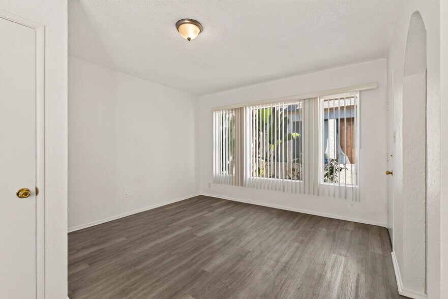 More Photos Of 526-534 W 47th St, Los Angeles Apartments For Sale