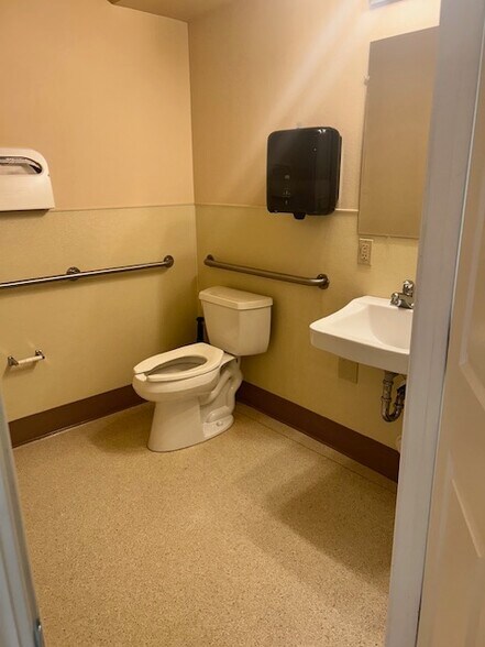 More Photos Of 11860 Kemper Rd, Auburn Light Distribution For Lease