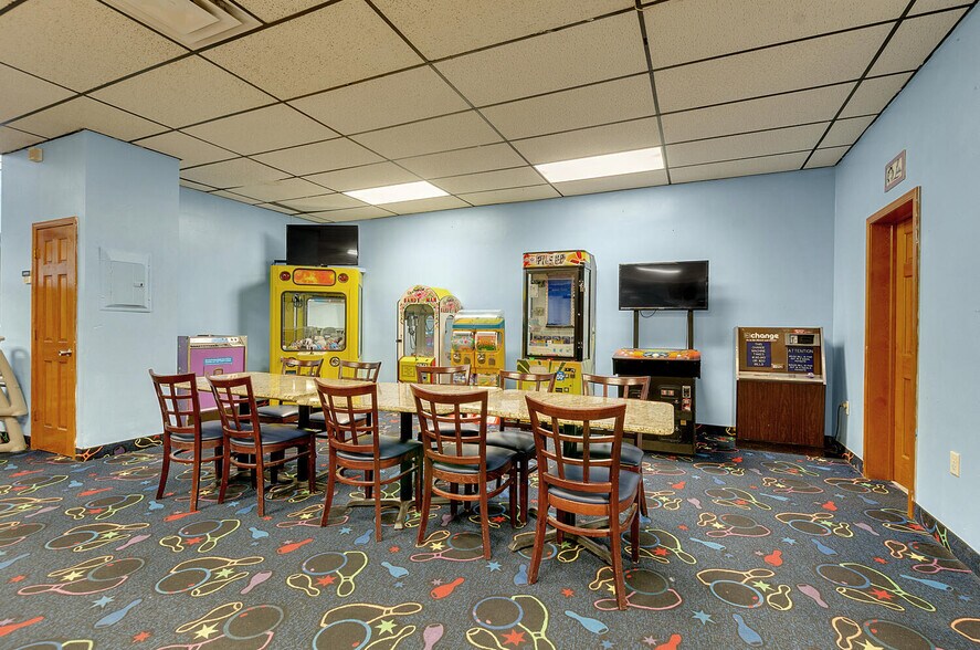 More Photos Of 2422-2426 S Park Ave, Buffalo Bowling Alley For Sale