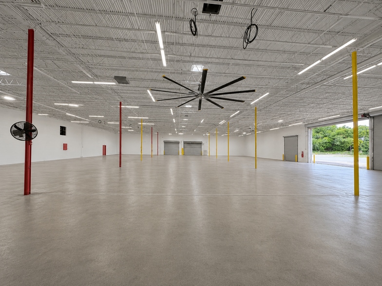 More Photos Of 2902 E Sligh Ave, Tampa Warehouse For Lease