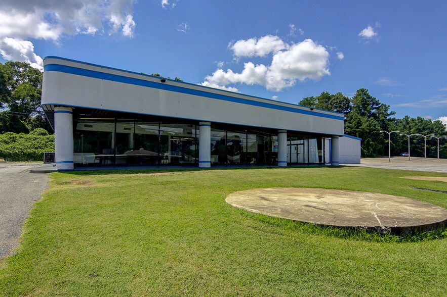 More Photos Of 709 New Franklin Rd, Lagrange Freestanding For Lease