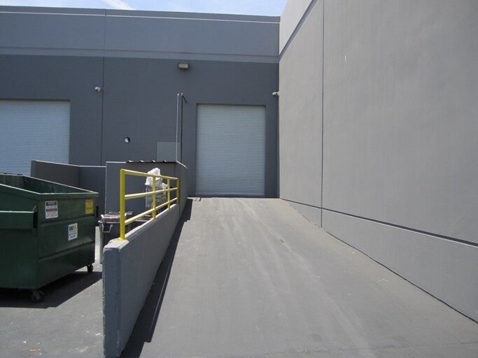 More Photos Of 550 N Nash St, El Segundo Warehouse For Lease