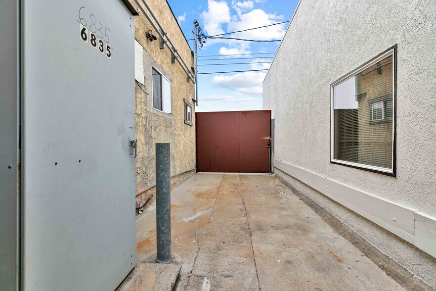 More Photos Of 6835 Tujunga Ave, North Hollywood Warehouse For Sale