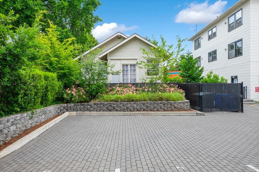 More Photos Of 4435 SE Belmont St, Portland Apartments For Sale