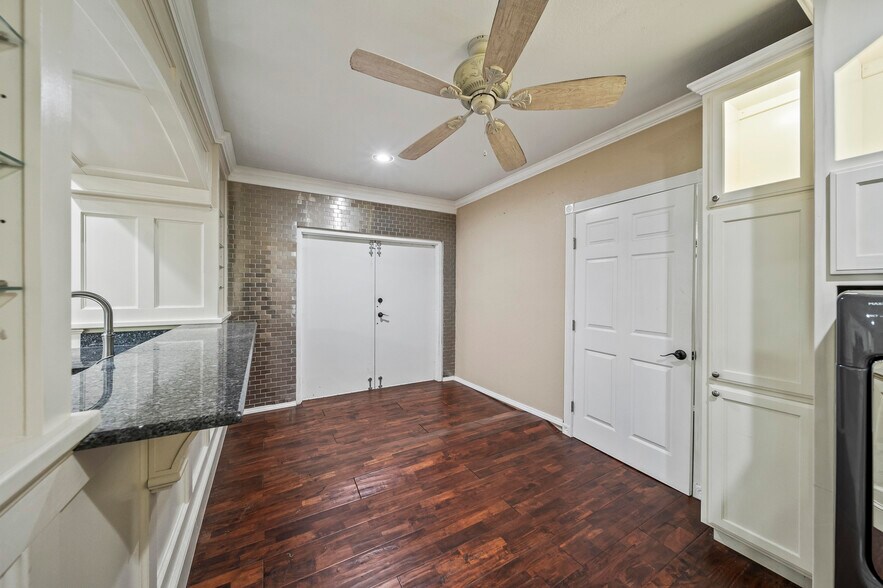 More Photos Of 4702 E 11th St, Tulsa Freestanding For Lease