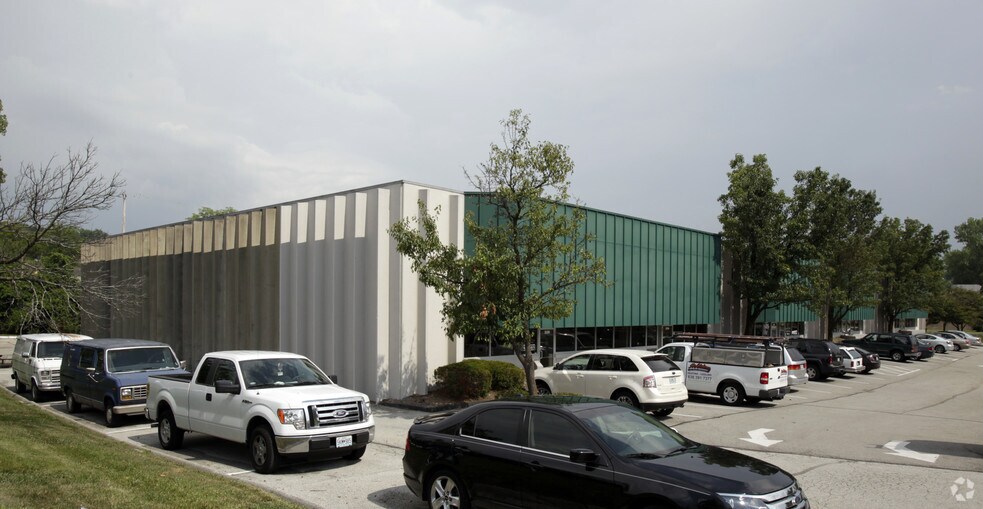 More Photos Of 310-336 Sovereign Ct, Ballwin Warehouse For Lease