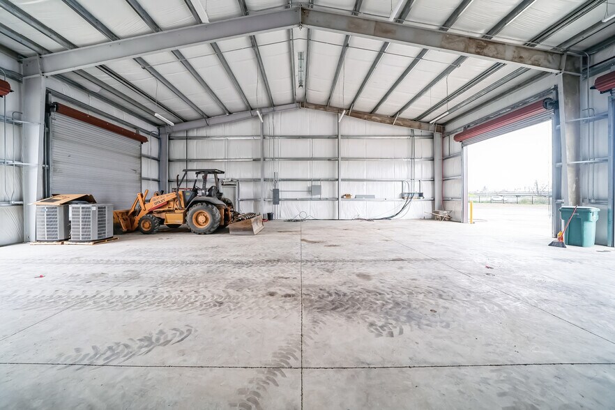 More Photos Of 2330 E Kaviland Ave, Fresno Light Manufacturing For Sale
