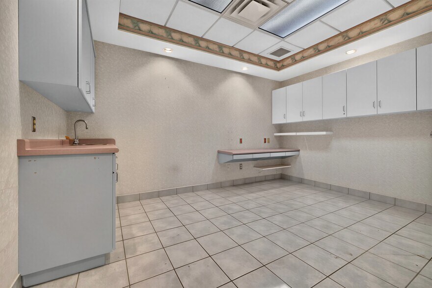 More Photos Of 3405 Rhodes Dr, Windsor Medical For Lease