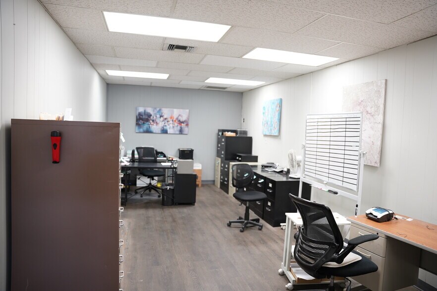 More Photos Of 1233 W Glenoaks Blvd, Glendale General Retail For Sale