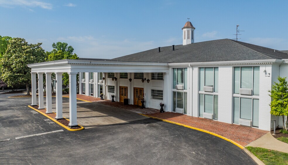 Primary Photo Of 4004 Gardiner Point Dr, Louisville Dormitory For Sale