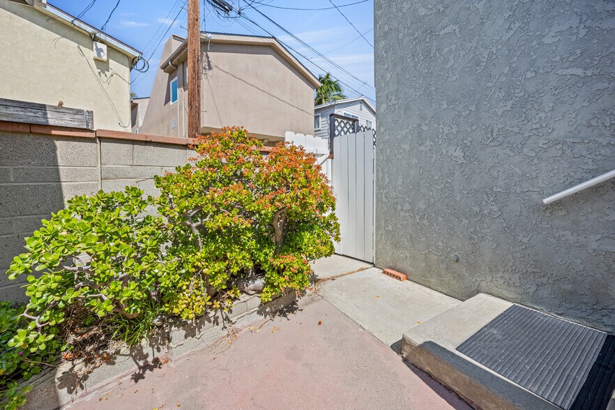 More Photos Of 1521 Marine Ave, Seal Beach Apartments For Sale