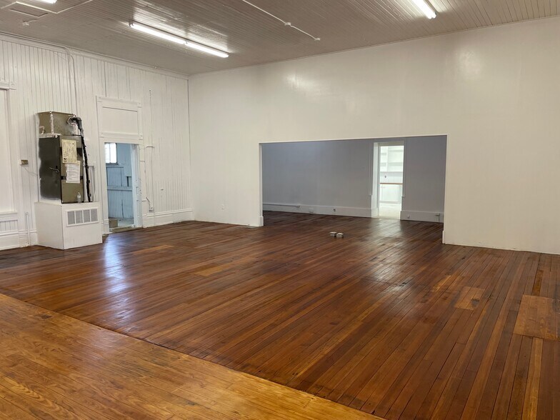 More Photos Of 200-232 W New Braunfels St, Seguin Warehouse For Lease