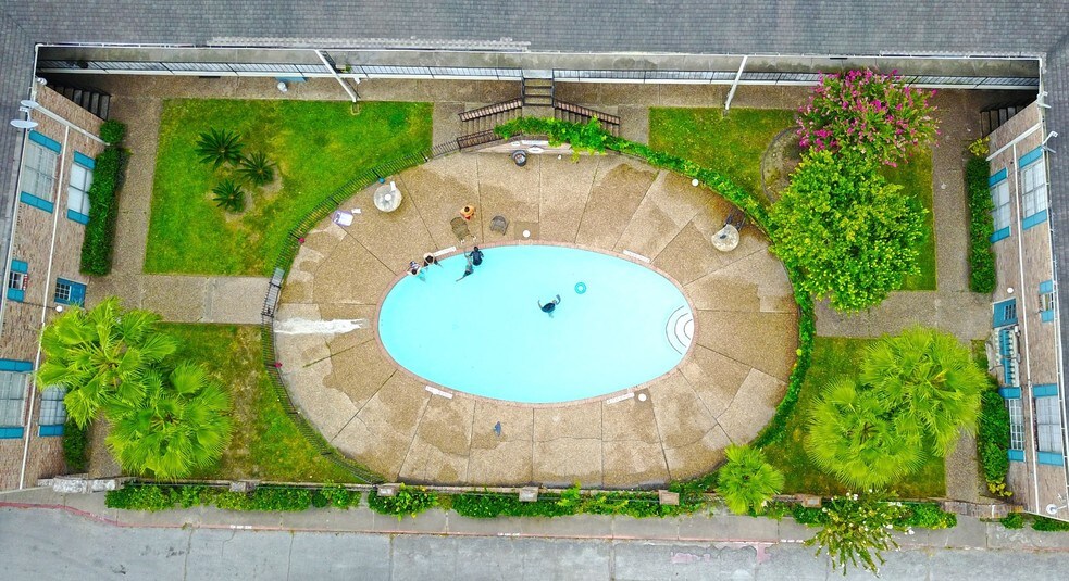 More Photos Of 6909 Renwick Dr, Houston Apartments For Sale