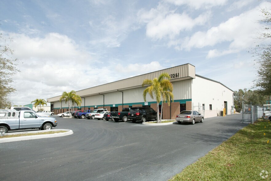More Photos Of 17251 Alico Center Rd, Fort Myers Showroom For Lease