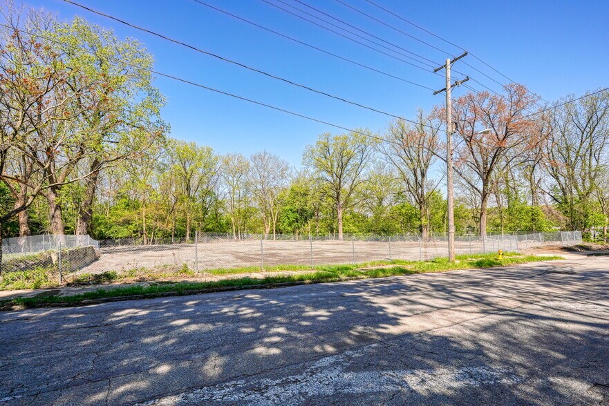 More Photos Of 30-31 S Sycamore St, Springfield Service For Sale