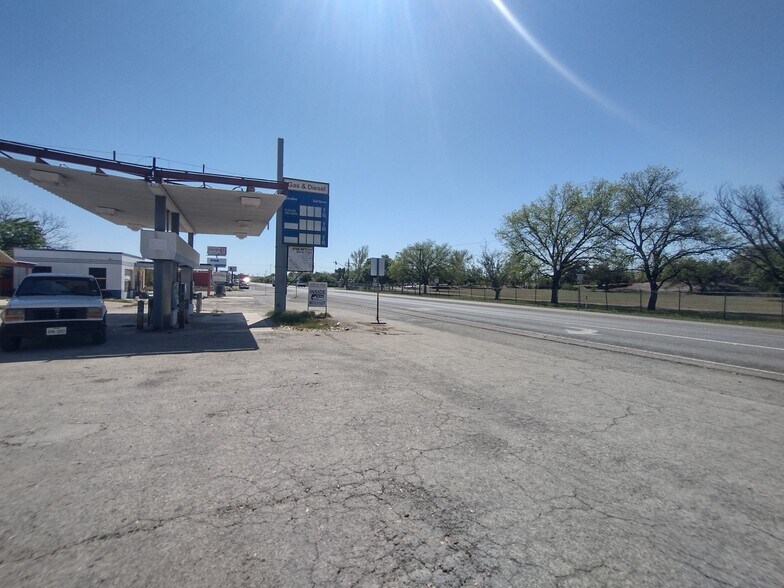 More Photos Of 100 Military hwy, Brackettville Service Station For Sale