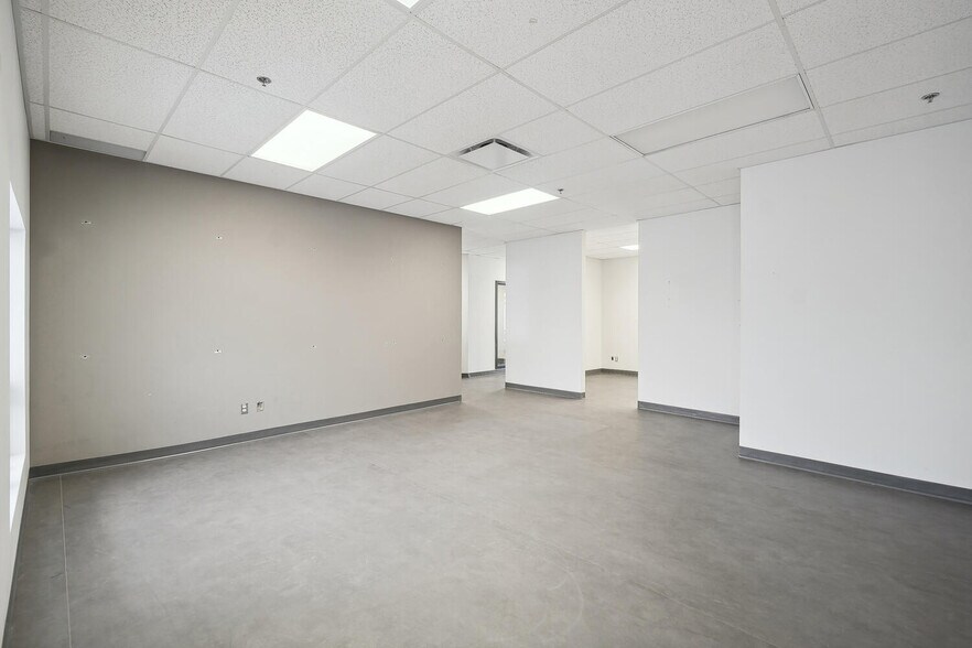 More Photos Of 10007 Boul Pie-IX, Montréal Office For Sale