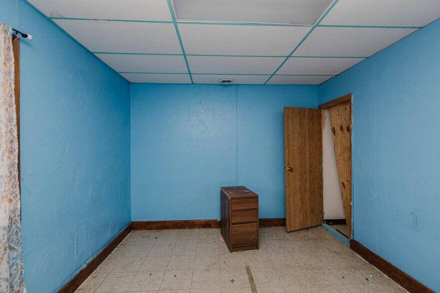 More Photos Of 5110 S Hydraulic St, Wichita Freestanding For Sale