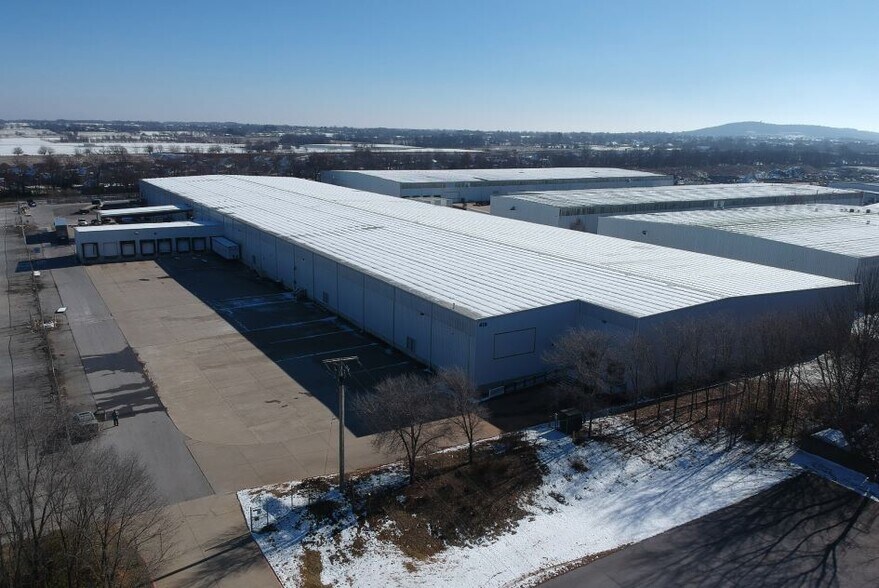 More Photos Of 419 S Lincoln St, Lowell Showroom For Lease