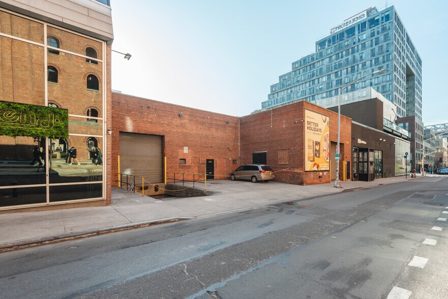 More Photos Of 305 Kent Ave, Brooklyn Warehouse For Lease
