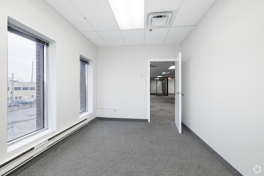 More Photos Of 395 Av Sainte-Croix, Montréal Warehouse For Lease