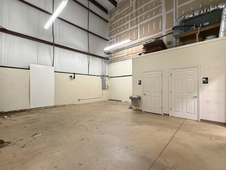 More Photos Of 4720 University Blvd E, Tuscaloosa Showroom For Lease