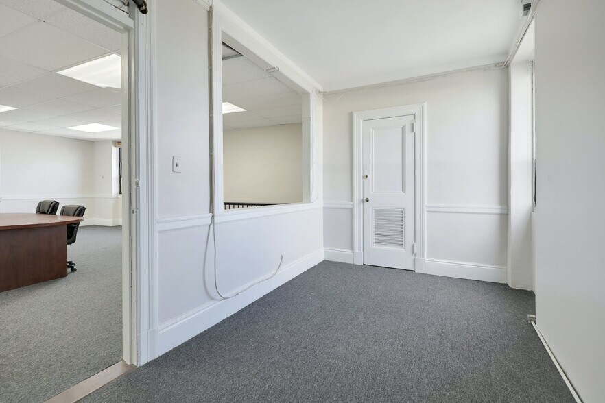 More Photos Of 55 Atlantic Ave, Lynbrook Office For Lease