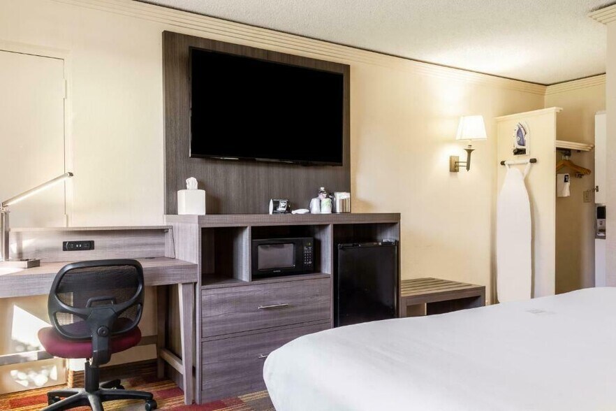 More Photos Of 4142 S Noland Rd, Independence Hotel For Sale