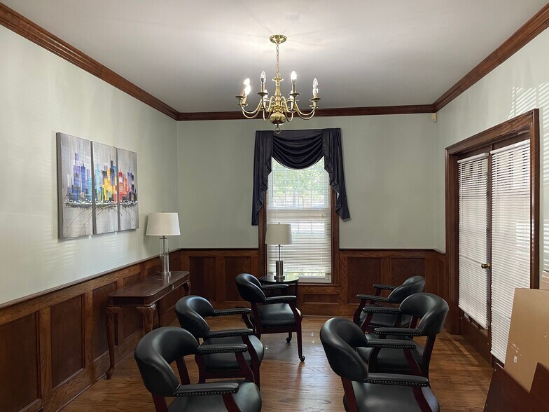 More Photos Of 204 Elm St, Conway Office For Lease