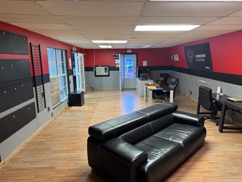 More Photos Of 501 E Lamar St, McKinney Warehouse For Lease