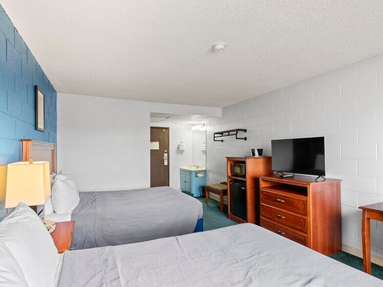 More Photos Of 1904 E Cedar St, Rawlins Hotel For Sale