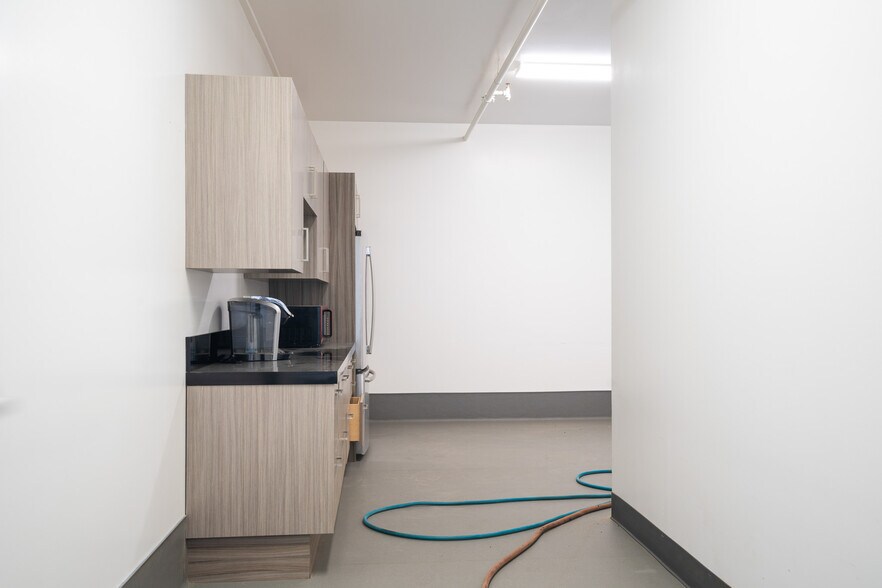 More Photos Of 19533 McLane St, Palm Springs Distribution For Sale