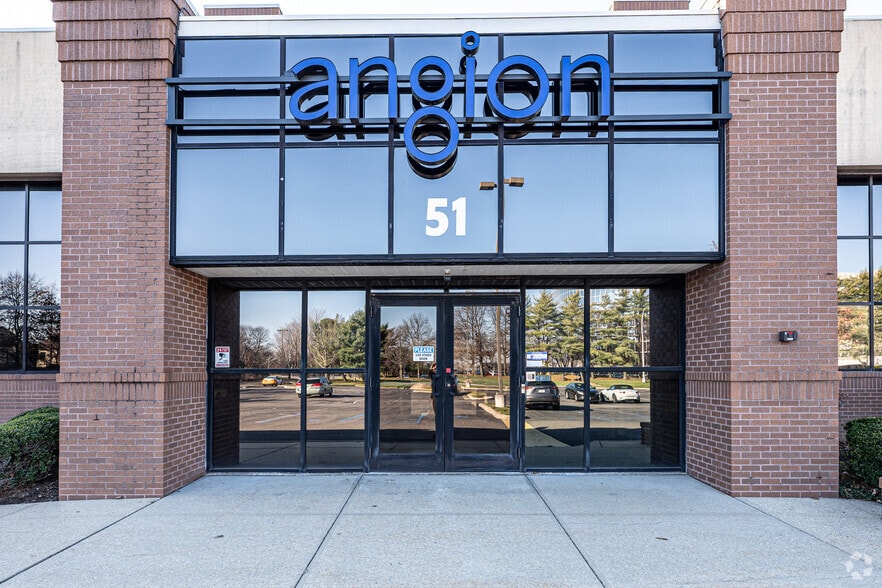 More Photos Of 51 Charles Lindbergh Blvd, Uniondale Research And Development For Sale