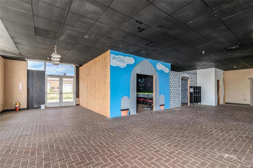 More Photos Of 512 Old Route 66, Saint Robert Showroom For Sale