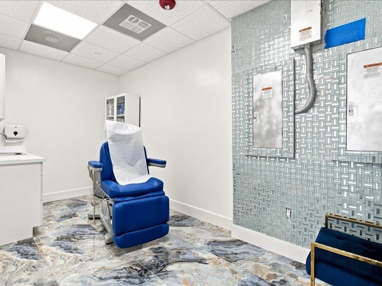 More Photos Of 2920-2950 NE 207th St, Aventura Unknown For Lease
