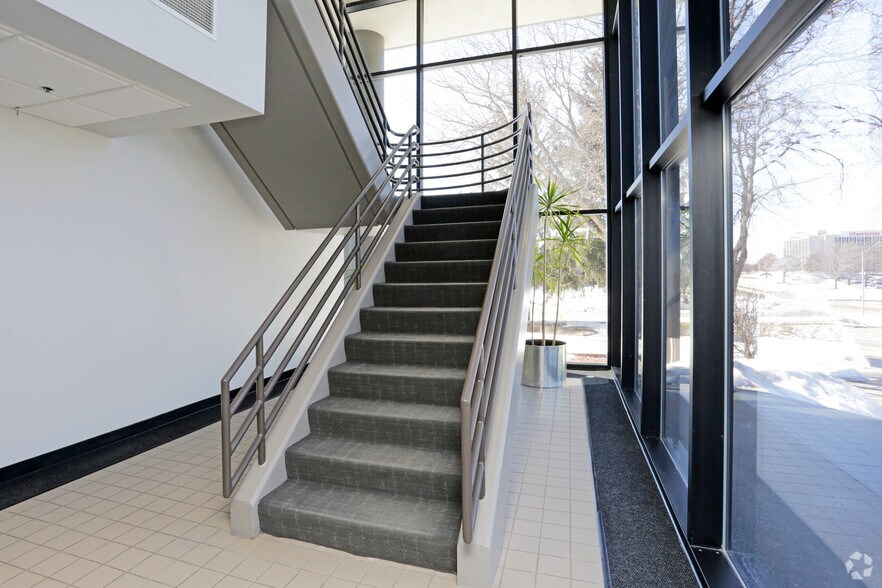 More Photos Of 1701 48th St, West Des Moines Office For Lease