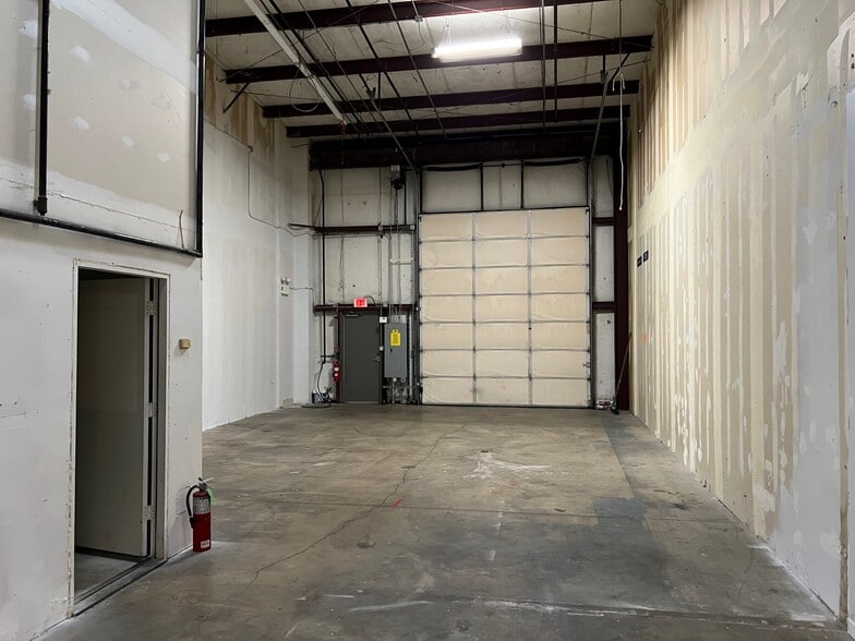More Photos Of 189 Poplar Pl, North Aurora Warehouse For Lease