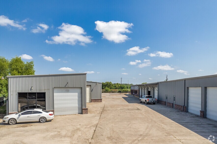 More Photos Of 130 Mitchell Rd, Houston Warehouse For Lease