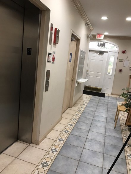 More Photos Of 27W130 Roosevelt Rd, Winfield Office For Lease