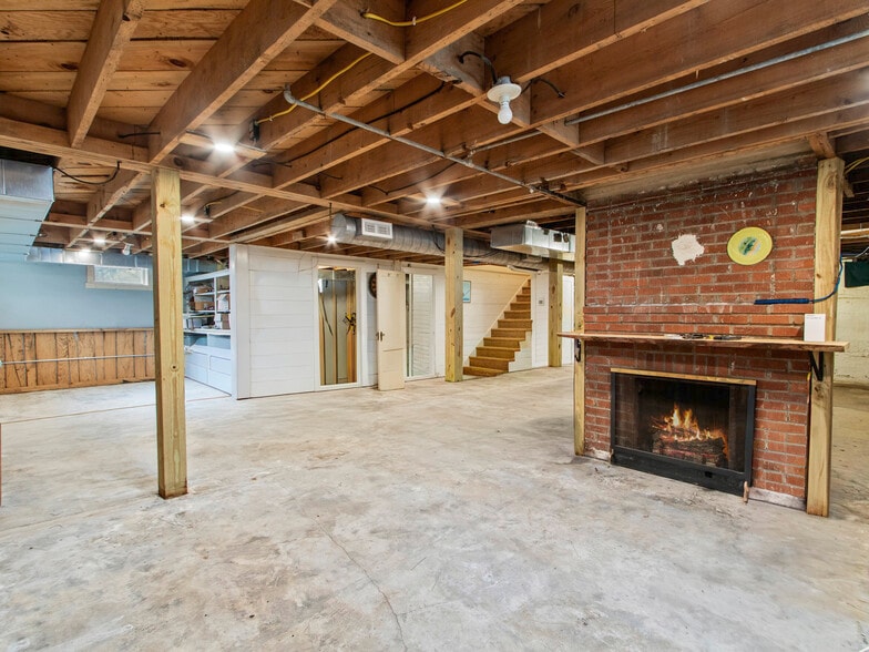 More Photos Of 506 W Main St, Burnsville Freestanding For Sale