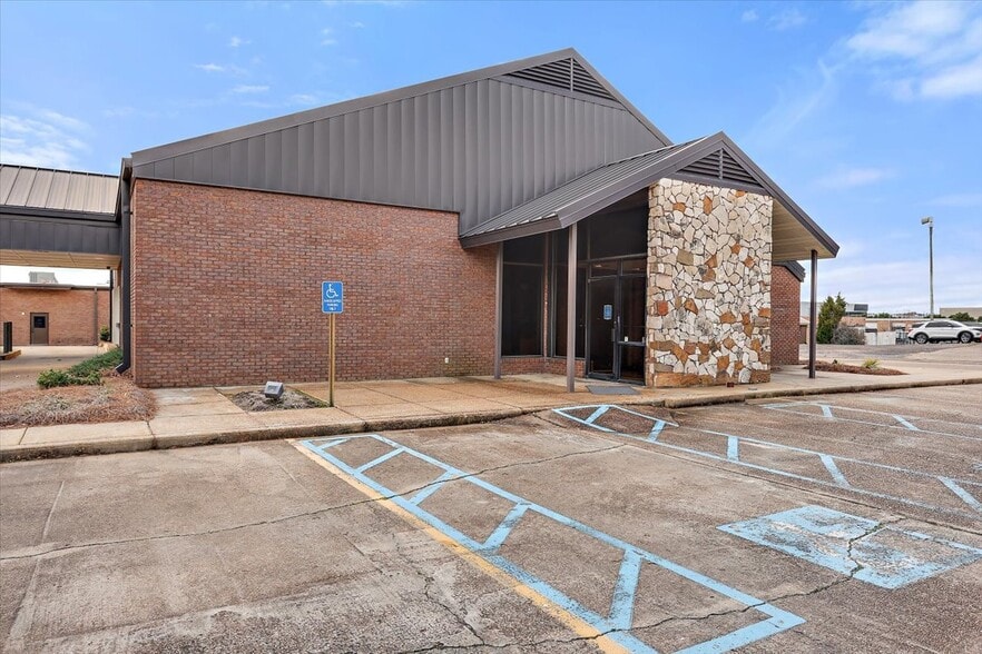More Photos Of 101 Office Park Dr, Brandon Bank For Lease