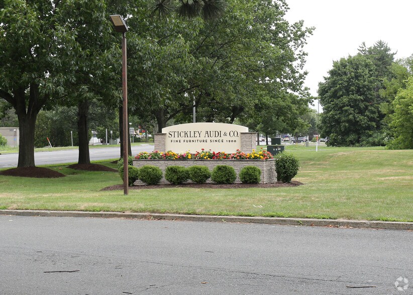 More Photos Of 151 Wolf Rd, Colonie Freestanding For Sale