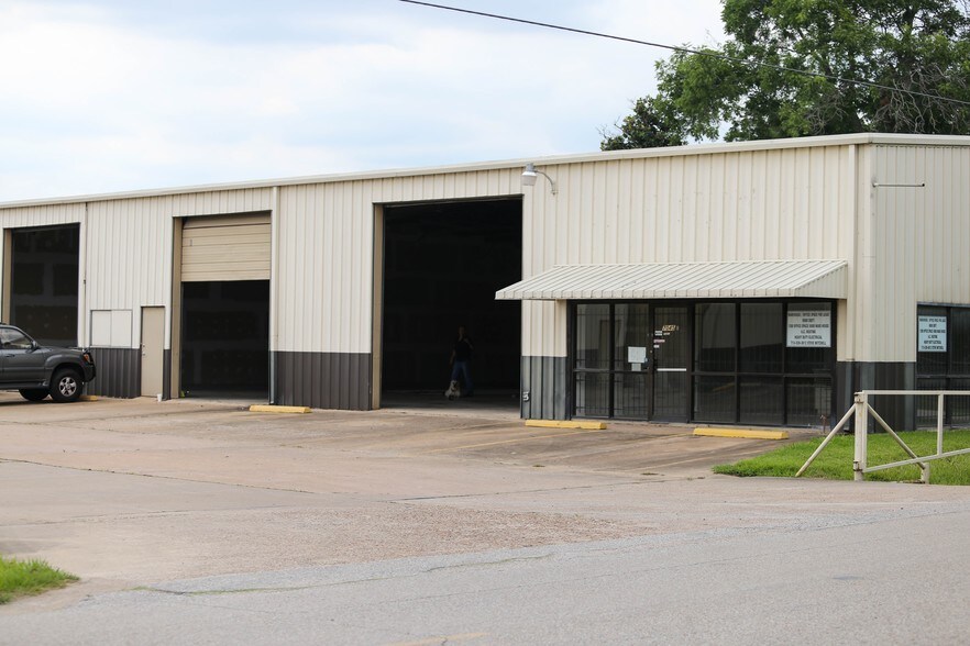 More Photos Of 7043 Satsuma Dr, Houston Warehouse For Lease