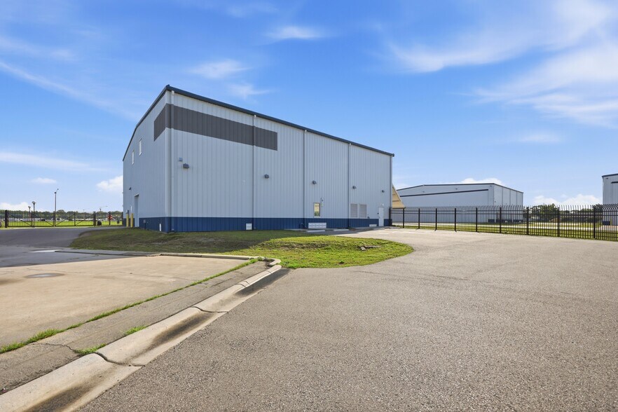 More Photos Of 453 Airport Rd, Greenville Airplane Hangar For Lease