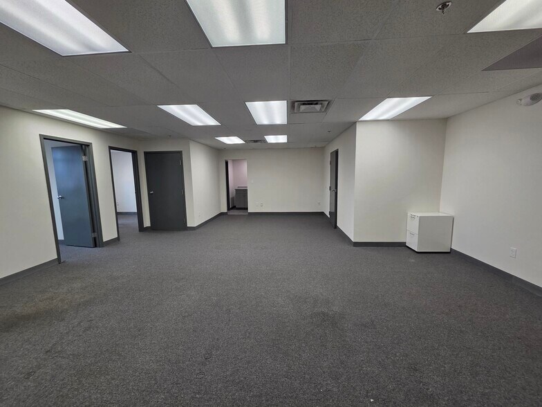More Photos Of 2-100 Tower Office Park, Woburn Showroom For Lease