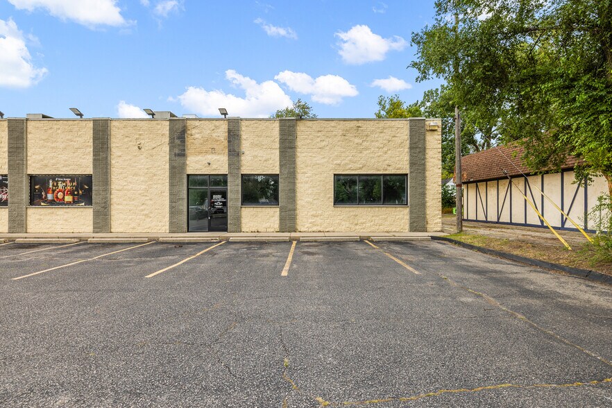 More Photos Of 10840-10850 W 9 Mile Rd, Oak Park Freestanding For Lease